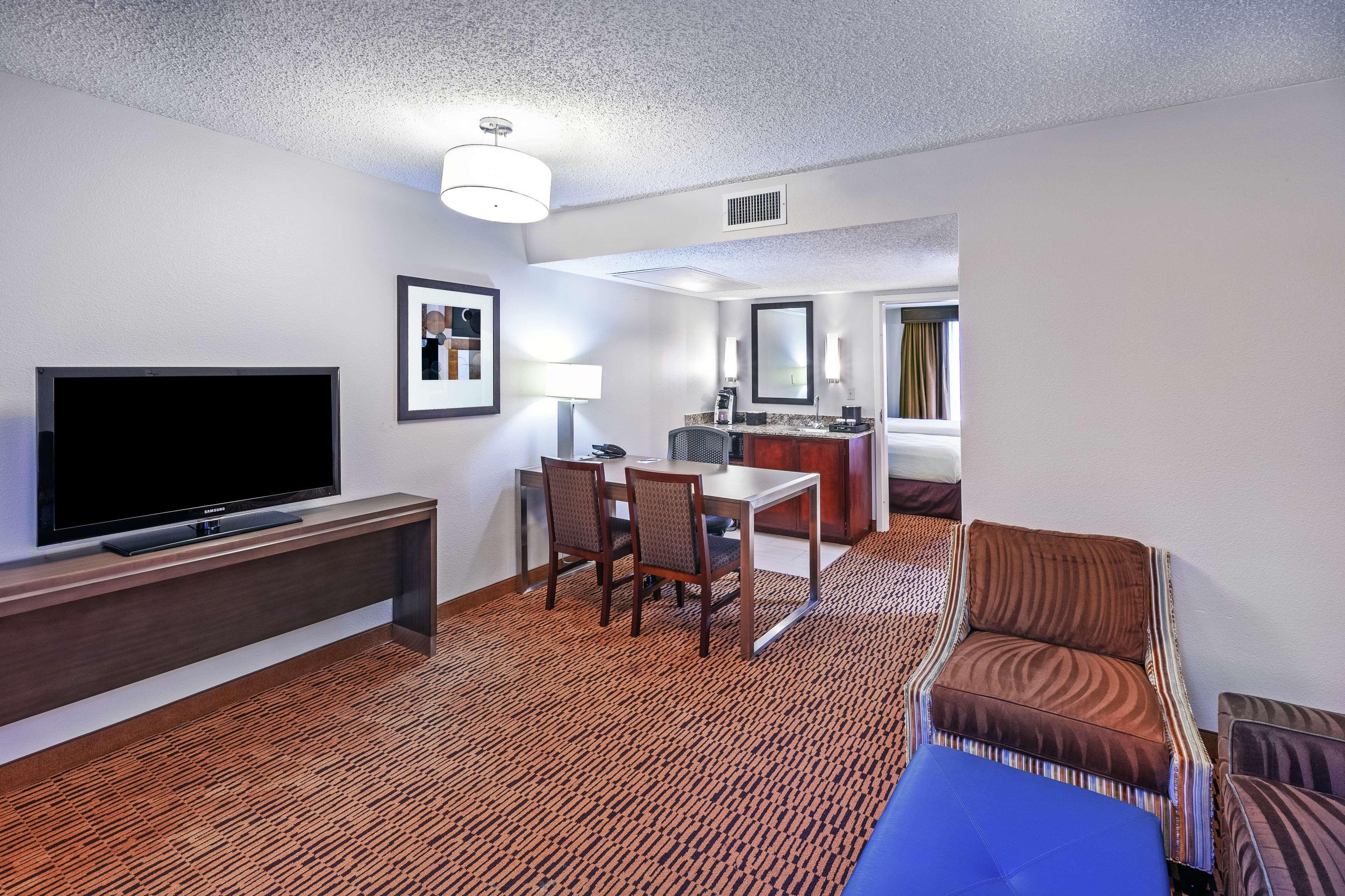 Embassy Suites By Hilton Dallas Market Center Esterno foto