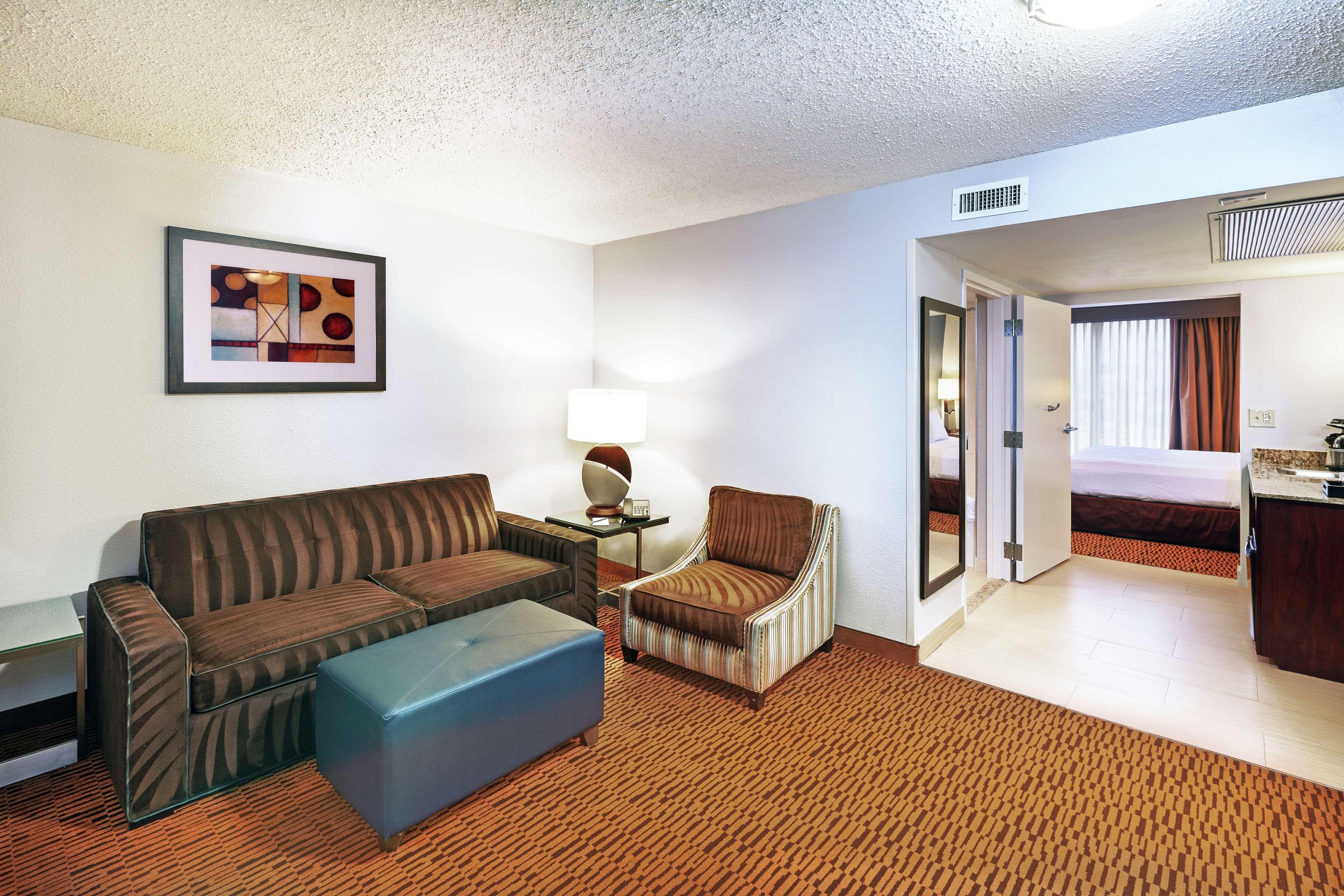 Embassy Suites By Hilton Dallas Market Center Esterno foto