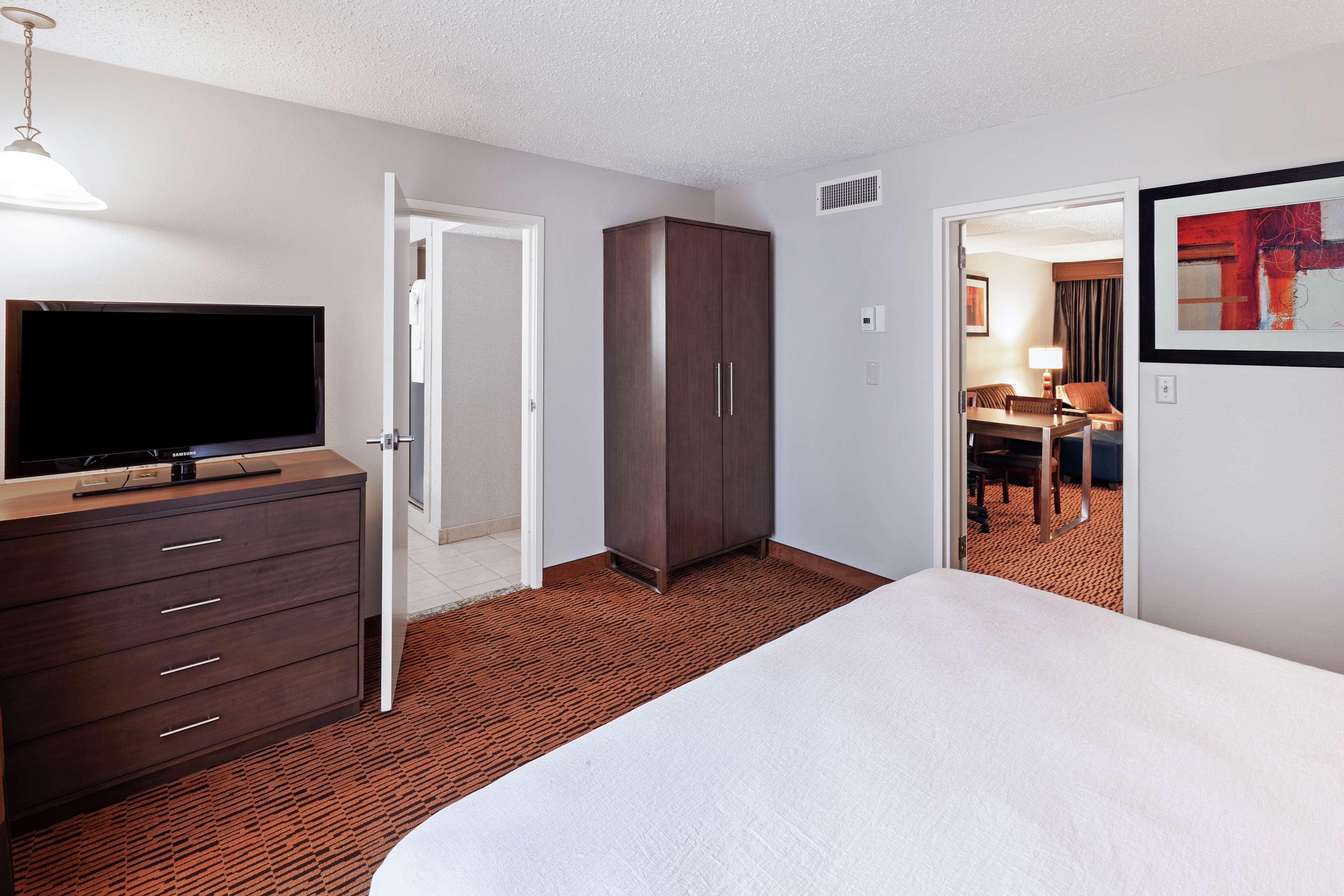 Embassy Suites By Hilton Dallas Market Center Esterno foto