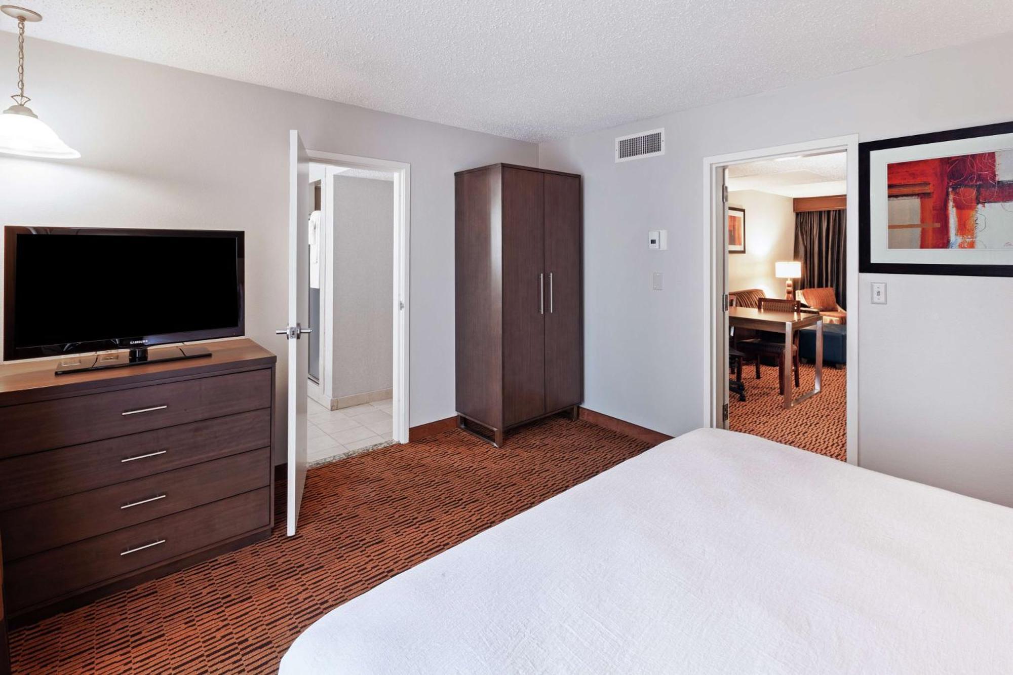 Embassy Suites By Hilton Dallas Market Center Esterno foto