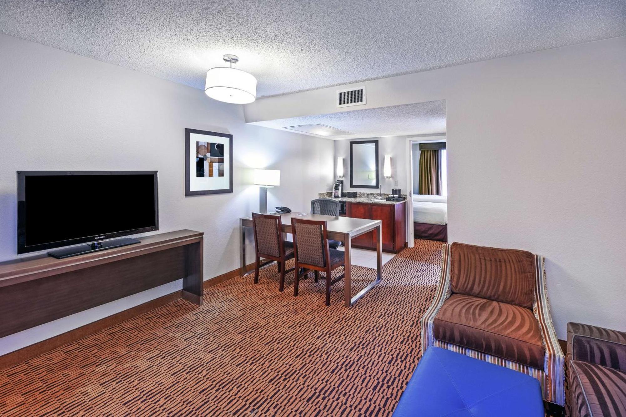 Embassy Suites By Hilton Dallas Market Center Esterno foto