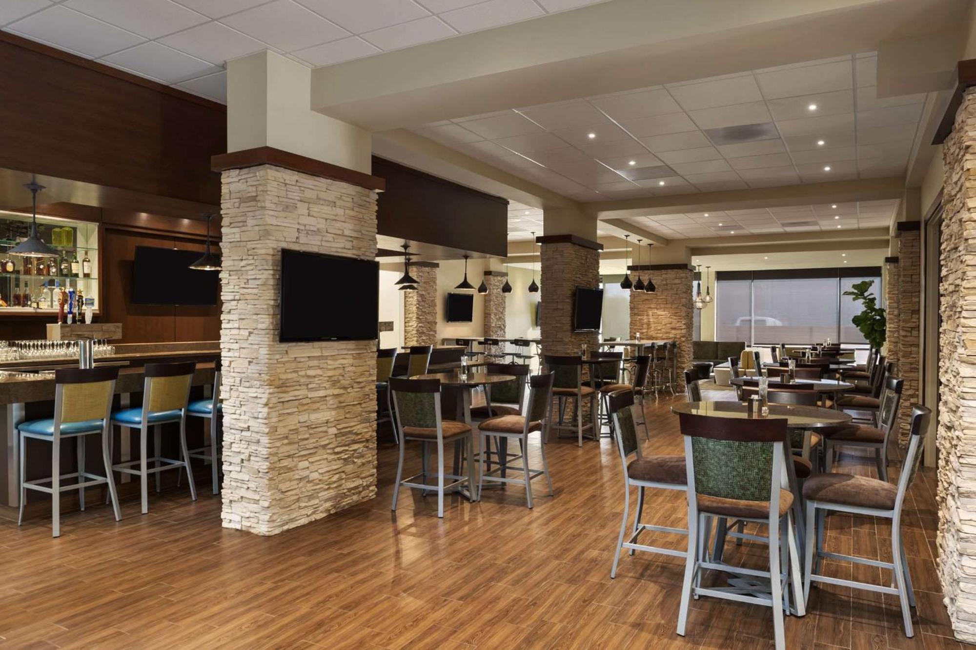 Embassy Suites By Hilton Dallas Market Center Esterno foto