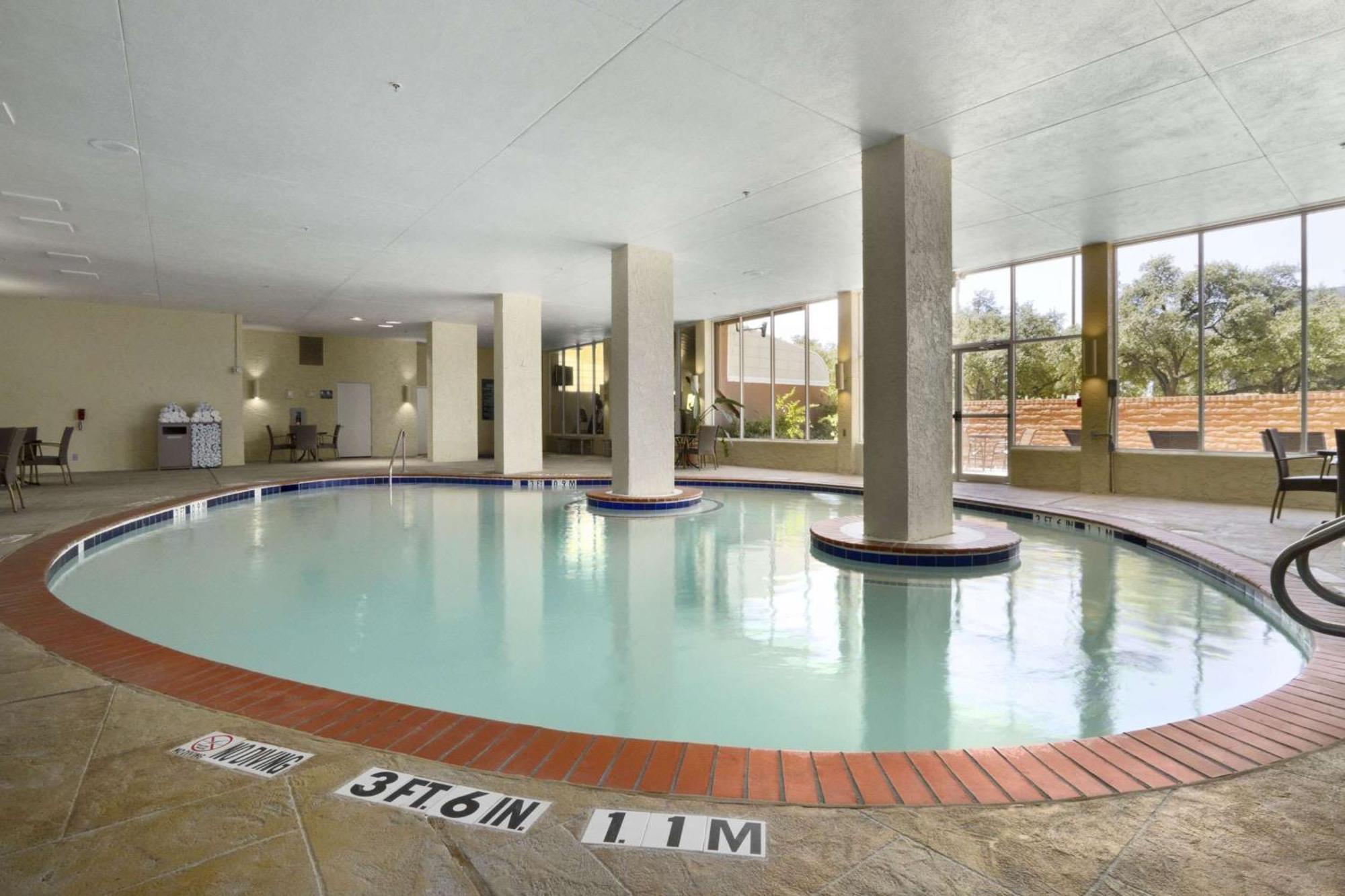 Embassy Suites By Hilton Dallas Market Center Esterno foto