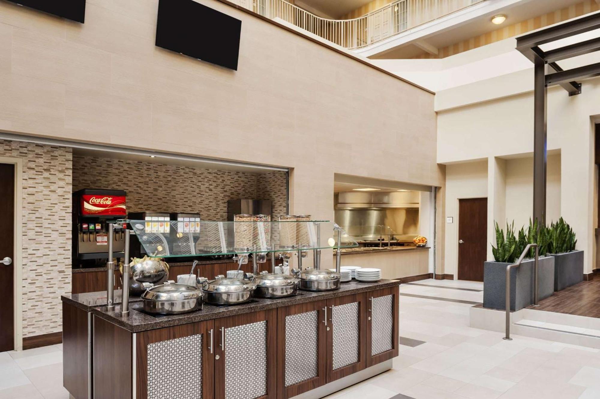 Embassy Suites By Hilton Dallas Market Center Esterno foto