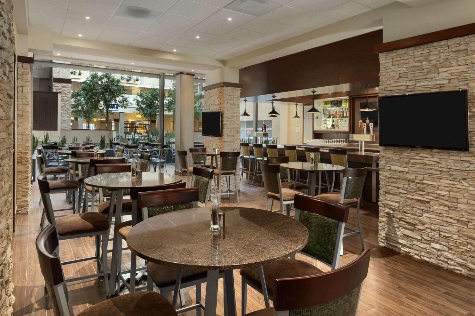 Embassy Suites By Hilton Dallas Market Center Esterno foto